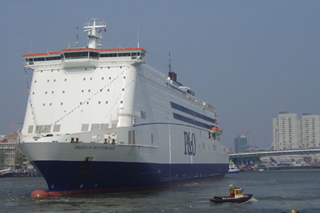 Ferrie of Cruiseschip ms Pride of Rotterdam van P&O Ferries aan de Cruise Terminal Rotterdam